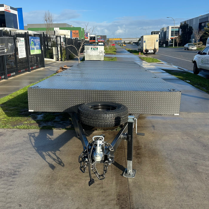 8.4m x 2.4m (27.5' x 8') Flat Top Tri-Axle Trailer 4500 kg gvm
