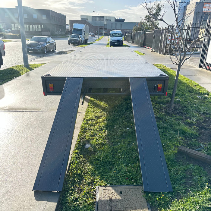 8.4m x 2.4m (27.5' x 8') Flat Top Tri-Axle Trailer 4500 kg gvm