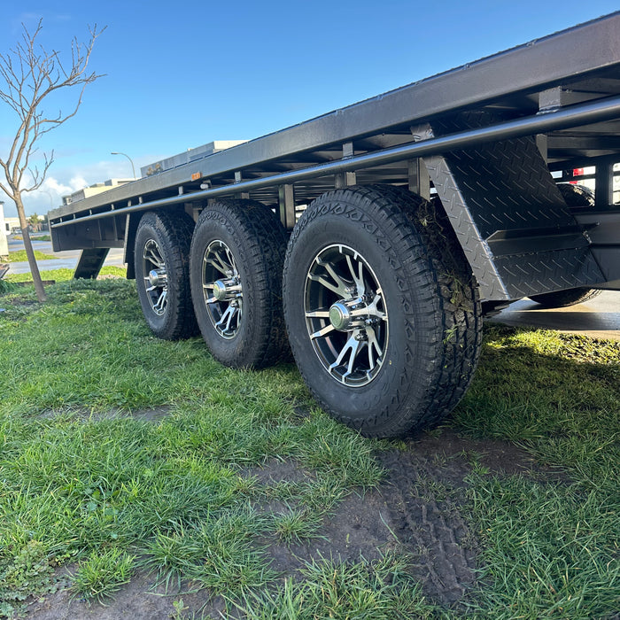 8.4m x 2.4m (27.5' x 8') Flat Top Tri-Axle Trailer 4500 kg gvm